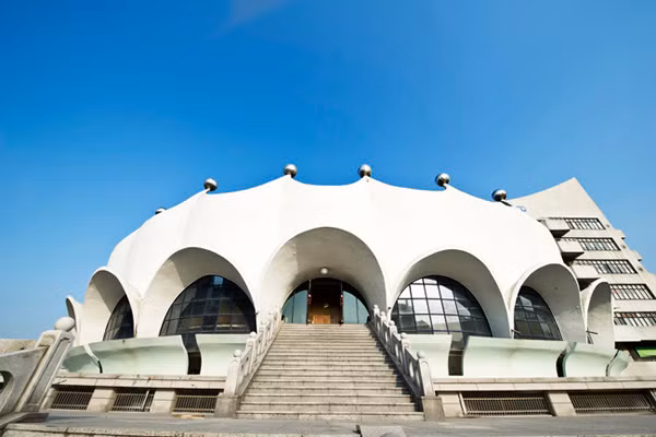 Tòa nhà Music Hall cũng nằm trong khuôn viên trường. Đây là nơi ưu tiên tổ chức các buổi ca nhạc, nghệ thuật đặc sắc.