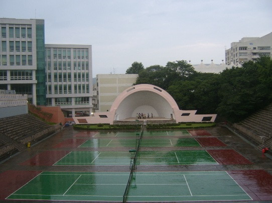 4 sân tennis và sân khấu nhỏ ngoài trời, nơi các bạn có thể tổ chức những buổi giao lưu. 4 sân tennis và sân khấu nhỏ ngoài trời, nơi các bạn có thể tổ chức những buổi giao lưu.