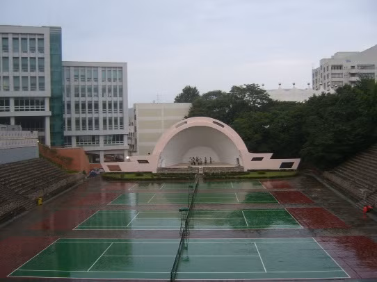 4 sân tennis và sân khấu nhỏ ngoài trời, nơi các bạn có thể tổ chức những buổi giao lưu. 4 sân tennis và sân khấu nhỏ ngoài trời, nơi các bạn có thể tổ chức những buổi giao lưu.