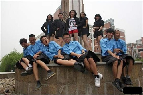 Hình như các bạn trai này không mặc quần thì phải