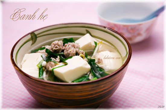 Canh hoa hẹ: Thông thường được gọi là bông hẹ. Loại hoa này thường xuất hiện trong các bữa ăn hàng ngày bởi vì thơm thanh nhẹ, màu sắc tươi, nhìn món ăn đẹp và dễ chế biến. Hoa hẹ màu trắng, nấu canh với đậu phụ non ăn để giải nhiệt. Canh hoa hẹ: Thông thường được gọi là bông hẹ. Loại hoa này thường xuất hiện trong các bữa ăn hàng ngày bởi vì thơm thanh nhẹ, màu sắc tươi, nhìn món ăn đẹp và dễ chế biến. Hoa hẹ màu trắng, nấu canh với đậu phụ non ăn để giải nhiệt.