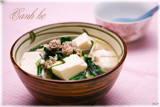 Canh hoa hẹ: Thông thường được gọi là bông hẹ. Loại hoa này thường xuất hiện trong các bữa ăn hàng ngày bởi vì thơm thanh nhẹ, màu sắc tươi, nhìn món ăn đẹp và dễ chế biến. Hoa hẹ màu trắng, nấu canh với đậu phụ non ăn để giải nhiệt.
