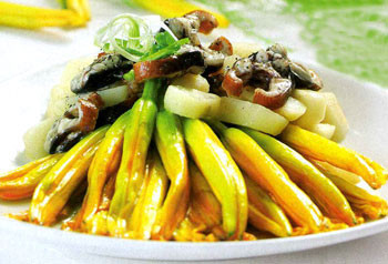 Hoa kim châm: Loại hoa này không chỉ ăn tươi mà còn có thể phơi khô và bảo quản được trong một thời gian dài. Nếu ăn tươi, hoa hơi giòn, xào với tôm sú, thịt bò… khá ngon. Để khô, hoa dai hơn, thích hợp để hầm thuốc Bắc chung với nấm, thịt gà… Theo dân gian, hoa kim châm có vị ngọt, là một vị thuốc giúp lợi tiểu. Hoa kim châm: Loại hoa này không chỉ ăn tươi mà còn có thể phơi khô và bảo quản được trong một thời gian dài. Nếu ăn tươi, hoa hơi giòn, xào với tôm sú, thịt bò… khá ngon. Để khô, hoa dai hơn, thích hợp để hầm thuốc Bắc chung với nấm, thịt gà… Theo dân gian, hoa kim châm có vị ngọt, là một vị thuốc giúp lợi tiểu.