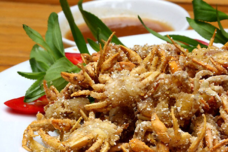 Cua đồng giúp duy trì độ chắc khỏe của xương: Mặc dù canxi luôn được biết đến là dưỡng chất quan trọng góp phần tăng độ chắc khỏe của xương, nhưng nó chỉ đóng góp khoảng 25% trong việc ngăn ngừa tình trạng mất xương. Theo giới chuyên môn, magie, mangan, kẽm và đồng cũng giữ vai trò quan trọng tương tự như canxi giúp xương chắc khỏe. Ngoài ra, kẽm và đồng còn giúp thúc đẩy hiệu lực của vitamin D, cải thiện quá trình hấp thu canxi vào cơ thể. Cua đồng giúp duy trì độ chắc khỏe của xương: Mặc dù canxi luôn được biết đến là dưỡng chất quan trọng góp phần tăng độ chắc khỏe của xương, nhưng nó chỉ đóng góp khoảng 25% trong việc ngăn ngừa tình trạng mất xương. Theo giới chuyên môn, magie, mangan, kẽm và đồng cũng giữ vai trò quan trọng tương tự như canxi giúp xương chắc khỏe. Ngoài ra, kẽm và đồng còn giúp thúc đẩy hiệu lực của vitamin D, cải thiện quá trình hấp thu canxi vào cơ thể.