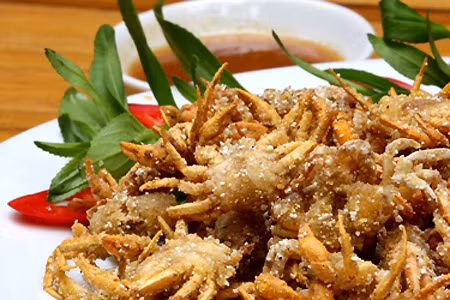 Cua đồng giúp duy trì độ chắc khỏe của xương: Mặc dù canxi luôn được biết đến là dưỡng chất quan trọng góp phần tăng độ chắc khỏe của xương, nhưng nó chỉ đóng góp khoảng 25% trong việc ngăn ngừa tình trạng mất xương. Theo giới chuyên môn, magie, mangan, kẽm và đồng cũng giữ vai trò quan trọng tương tự như canxi giúp xương chắc khỏe. Ngoài ra, kẽm và đồng còn giúp thúc đẩy hiệu lực của vitamin D, cải thiện quá trình hấp thu canxi vào cơ thể.