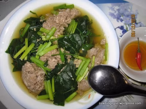 Cua đồng: đây là món ăn dân dã rất phổ biến không chỉ ở các vùng thôn quê Việt Nam mà ngay cả các đô thị sầm uất đây cũng là món ăn hợp khẩu vị của khá nhiều người. Các món ăn có thể chế biến từ cua đồng như: Canh cua đồng, bún rêu cua, cua đồng hấp, cua đồng rang … Không chỉ có gia trị về ẩm thực cua đồng còn có giá trị dinh dưỡng cao và có tác dụng rất tốt cho sức khỏe.