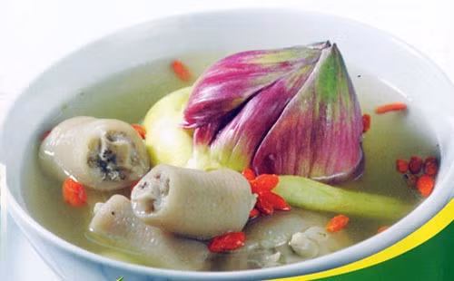 Món ăn từ hoa A-ti-sô: Khi nhắc đến a-ti-sô, mọi người thường nghĩ ngay đến đấy là một vị thuốc, một loại trà thanh nhiệt, giải độc. Thành phần dinh dưỡng của a-ti-sô giàu vitamin và khoáng chất. A-ti-sô tốt cho hệ tiêu hóa, chúng còn giúp giảm cholesterol và giảm lượng đường trong máu…