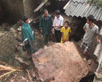 Bốn hòn đá nặng gần 50 tấn đã bất ngờ đổ ập xuống 3 ngôi nhà của người dân xóm Rồng, xã Nghi Thiết, huyện Nghi Lộc, Nghệ An Bốn hòn đá nặng gần 50 tấn đã bất ngờ đổ ập xuống 3 ngôi nhà của người dân xóm Rồng, xã Nghi Thiết, huyện Nghi Lộc, Nghệ An