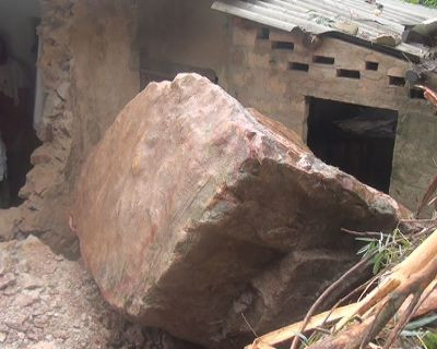 Rất may vụ sập đá không gây thiệt hại về người nhưng đã gây thiệt hại nặng về tài sản Rất may vụ sập đá không gây thiệt hại về người nhưng đã gây thiệt hại nặng về tài sản