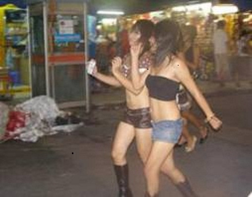 Mỗi khi đêm xuống, các cô gái lại bằng các chiêu thức khác nhau "hút" số tiền không nhỏ của khách làng chơi. Cuộc sống của họ trôi đi một cách lặng lẽ như thế... Mỗi khi đêm xuống, các cô gái lại bằng các chiêu thức khác nhau "hút" số tiền không nhỏ của khách làng chơi. Cuộc sống của họ trôi đi một cách lặng lẽ như thế...