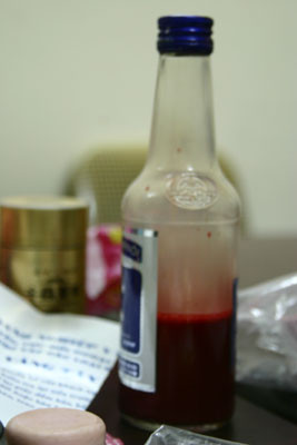 Những chai tiết lợn như thế này đã quá quen thuộc với các tú bà, gái bán dâm. Bởi nó là một trong loại máu động vật được sử dụng phổ biến nhất để tạo nên cái gọi là " trinh tiết". Những chai tiết lợn như thế này đã quá quen thuộc với các tú bà, gái bán dâm. Bởi nó là một trong loại máu động vật được sử dụng phổ biến nhất để tạo nên cái gọi là " trinh tiết".