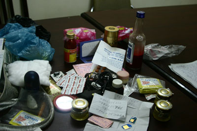 Tiết lợn được sử dụng cùng với một cục bông để tạo nên "hiệu ứng" có chất lượng, đủ để các đại gia tin tưởng. Đây là vật chứng trong một chuyên án bóc gỡ đường dây mại dâm tại Hà Nội. Để được mua dâm "gái còn trinh", không ít đại gia phải chi tới cả chục triệu đồng. Tiết lợn được sử dụng cùng với một cục bông để tạo nên "hiệu ứng" có chất lượng, đủ để các đại gia tin tưởng. Đây là vật chứng trong một chuyên án bóc gỡ đường dây mại dâm tại Hà Nội. Để được mua dâm "gái còn trinh", không ít đại gia phải chi tới cả chục triệu đồng.