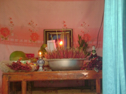 Chiếc bàn thờ của sản phụ Nguyễn Thị Liên Chiếc bàn thờ của sản phụ Nguyễn Thị Liên
