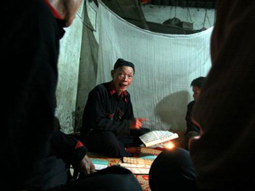 Trưởng bản Đằng Long - Triệu Văn Tiến hồ hởi khẳng định với chúng tôi: “Hơn 10 năm nay, từ khi lớp học dạy dân bản biết cách xấu hổ, xấu hổ khi không biết cội nguồn, xấu hổ khi vi phạm đạo đức, làm điều xấu... Thì cũng ngần ấy thời gian bản Đằng Long sống với nhau rất chan hoà, chưa xảy ra 1 hiện tượng dân bản cãi vã, đánh nhau hay mất trộm cắp trong bản. Trưởng bản Đằng Long - Triệu Văn Tiến hồ hởi khẳng định với chúng tôi: “Hơn 10 năm nay, từ khi lớp học dạy dân bản biết cách xấu hổ, xấu hổ khi không biết cội nguồn, xấu hổ khi vi phạm đạo đức, làm điều xấu... Thì cũng ngần ấy thời gian bản Đằng Long sống với nhau rất chan hoà, chưa xảy ra 1 hiện tượng dân bản cãi vã, đánh nhau hay mất trộm cắp trong bản.