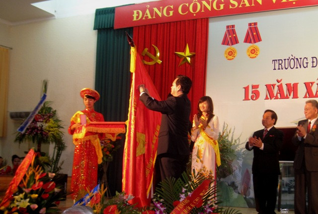 Vinh dự được nhận Huân chương lao động hạng nhì cho sự nghiệp đào tạo trong 15 năm qua.