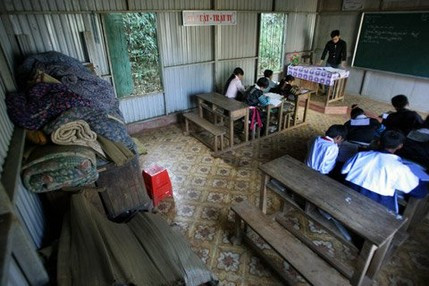 8. Lớp vừa học vừa ngủ: Ở những vùng sâu vùng xa tình trạng thiếu phòng học rất hổ biến. Những phòng học ban ngày được làm nơi kê bàn ghế ngồi học thì ban đêm biến thành phòng ngủ của giáo viên và học sinh. 8. Lớp vừa học vừa ngủ: Ở những vùng sâu vùng xa tình trạng thiếu phòng học rất hổ biến. Những phòng học ban ngày được làm nơi kê bàn ghế ngồi học thì ban đêm biến thành phòng ngủ của giáo viên và học sinh.