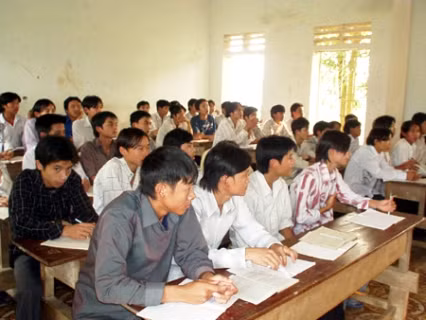 2. Lớp học tách riêng nam - nữ. Giữa thế kỷ 21 này, vẫn còn lớp học như thế của thầy Nguyễn Lê Đắc huyện Hương Sơn (Hà Tĩnh). Lớp học phân biệt theo giới, mỗi tiết học kéo dài đến 90 phút, toàn trường có thể nghỉ học vào những ngày mùa. 2. Lớp học tách riêng nam - nữ. Giữa thế kỷ 21 này, vẫn còn lớp học như thế của thầy Nguyễn Lê Đắc huyện Hương Sơn (Hà Tĩnh). Lớp học phân biệt theo giới, mỗi tiết học kéo dài đến 90 phút, toàn trường có thể nghỉ học vào những ngày mùa.