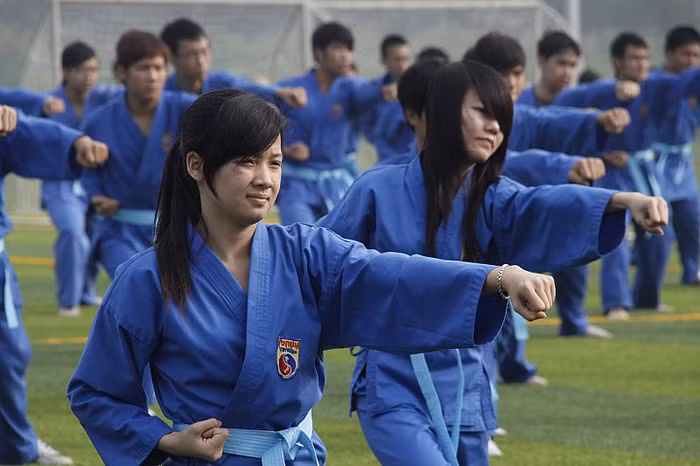 Tinh thần võ Việt không chỉ có những môn sinh nam mà những "bóng hồng" rất hăng say trong tập luyện.