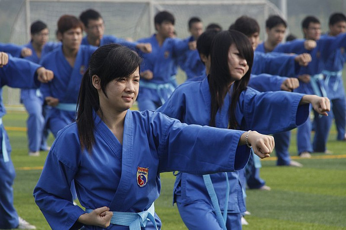 Tinh thần võ Việt không chỉ có những môn sinh nam mà những "bóng hồng" rất hăng say trong tập luyện.