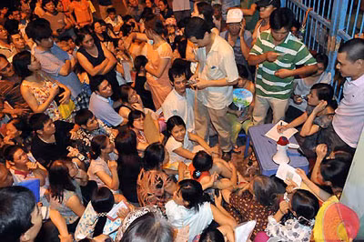 Thiếu trường mầm non, những cảnh chờ đợi xếp hàng để cho con được vào học đã trở thành hình ảnh quen thuộc tại những thành thị, trong khi đó các trường đại học lại được mở ra ồ ạt và khó kiểm soát được chất lượng. Ảnh minh họa