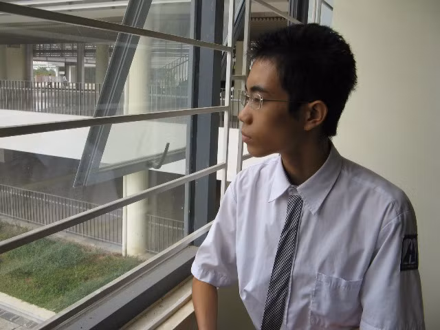 Nguyễn Trung Hiếu ước, nếu có nhiều tiền lúc này sẽ mua thuốc cho mẹ một phần, còn lại mang giúp đỡ những trẻ em gặp khó khăn hơn mình. Ảnh Xuân Trung