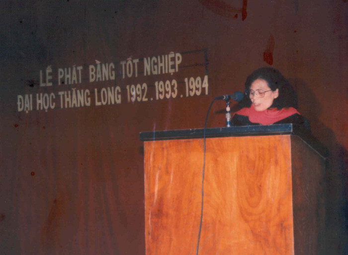 Giáo sư Hoàng Xuân Sính phát biểu tại lễ phát bằng tốt nghiệp cho sinh viên khoá đầu tiên.