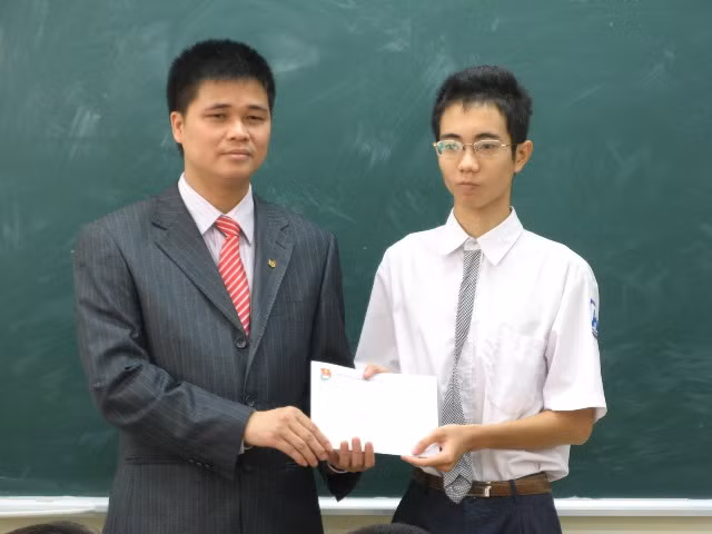Nguyễn Trung Hiếu xúc động nhận phần học bổng từ Thành đoàn Hà Nội
