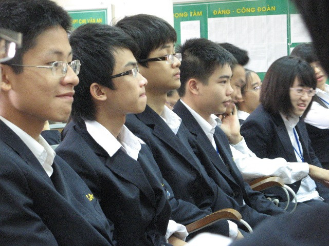 Lứa tuổi học sinh cần phải được quan tâm và tạo điều kiện cho các em được nói ra những suy nghĩ của mình, giúp các em tự chủ và nâng cao trách nhiệm với gia đình và xã hội. Ảnh Xuân Trung Lứa tuổi học sinh cần phải được quan tâm và tạo điều kiện cho các em được nói ra những suy nghĩ của mình, giúp các em tự chủ và nâng cao trách nhiệm với gia đình và xã hội. Ảnh Xuân Trung