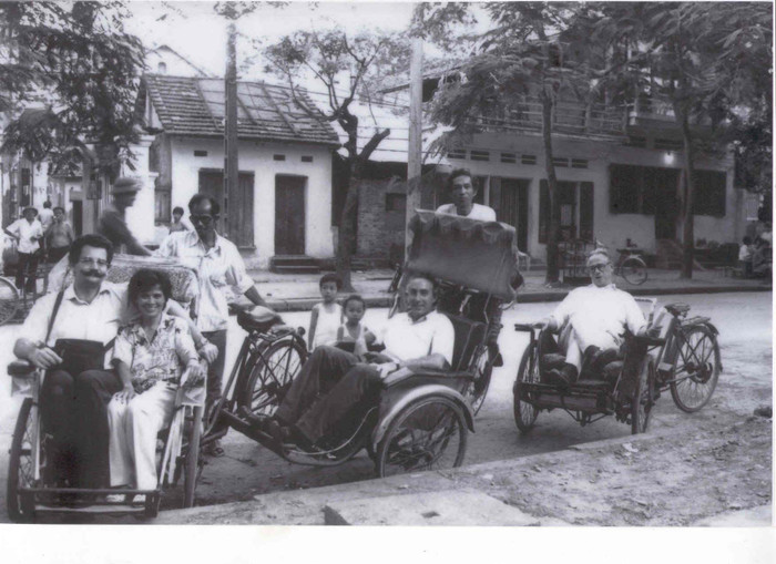 Ban lãnh đạo trường Quản lý ISG quay về khách sạn sau khi làm việc với Đại học Thăng Long ở văn phòng 34 Hàn Thuyên ngày 5/7/1990.