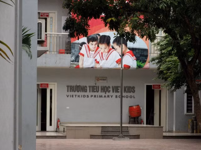 Trường mầm non Vietkids nằm trong khuân viên trường Tiểu học. Ảnh Xuân Trung
