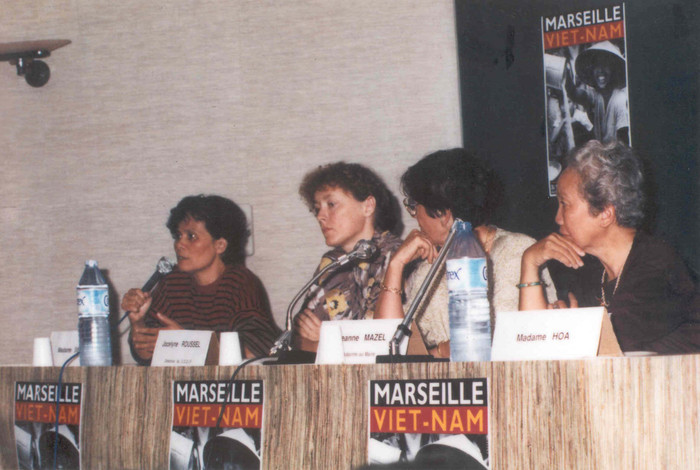 GS Hoàng Xuân Sính (trong cùng) trong một lần công tác tại Pháp.