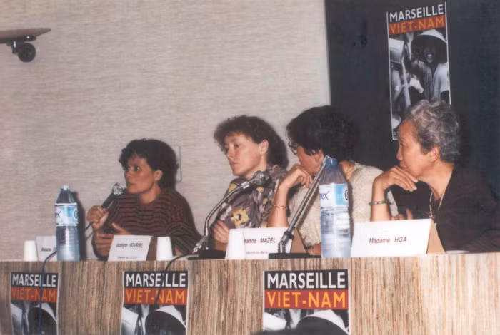 GS Hoàng Xuân Sính (trong cùng) trong một lần công tác tại Pháp.