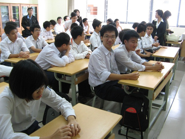 Lớp 11 chuyên Lý hôm nay vui hơn thường lệ, ai cũng vui vì Hiếu đã được nhiều nhà hảo tâm giúp đỡ. Lớp 11 chuyên Lý hôm nay vui hơn thường lệ, ai cũng vui vì Hiếu đã được nhiều nhà hảo tâm giúp đỡ.