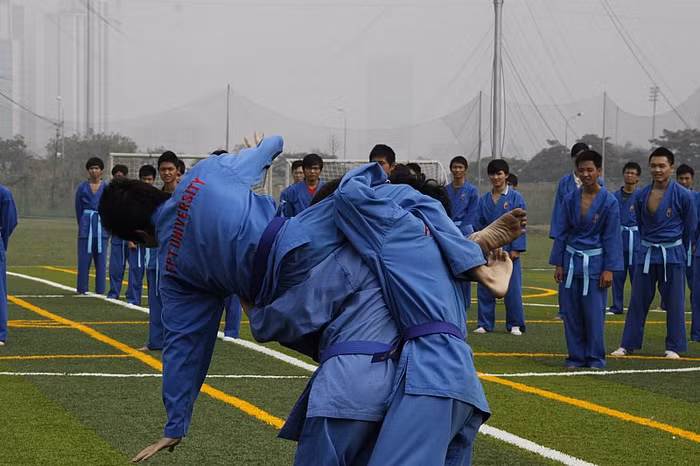 Hạ gục đối thủ chỉ với một miếng "cắt kéo" điệu nghệ.