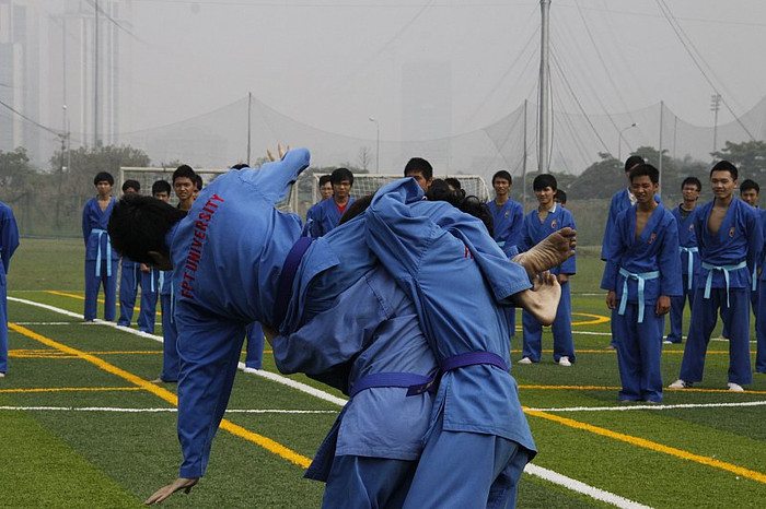 Hạ gục đối thủ chỉ với một miếng "cắt kéo" điệu nghệ.