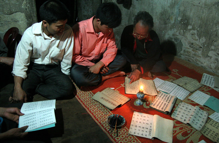 3. Lớp học xấu hổ: Người Dao ở bản Đằng Long (xã Bắc Sơn, huyện Kim Bôi, Hoà Bình) coi Ông Triệu Văn Triển là kho tri thức của bản. Hơn 70 năm qua, ông đã tỉ mẫn ghi chép bằng chữ Dao nôm những truyền thuyết, sự tích, những tập tục. Ông nghĩ: Tại sao mình không mở một lớp học để dạy bà con rồi qua đó truyền bá những văn hoá dân gian của người Dao mà cả đời ông đã sưu tầm tầm kỳ công lưu trữ. 3. Lớp học xấu hổ: Người Dao ở bản Đằng Long (xã Bắc Sơn, huyện Kim Bôi, Hoà Bình) coi Ông Triệu Văn Triển là kho tri thức của bản. Hơn 70 năm qua, ông đã tỉ mẫn ghi chép bằng chữ Dao nôm những truyền thuyết, sự tích, những tập tục. Ông nghĩ: Tại sao mình không mở một lớp học để dạy bà con rồi qua đó truyền bá những văn hoá dân gian của người Dao mà cả đời ông đã sưu tầm tầm kỳ công lưu trữ.