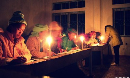 1. Lớp chỉ có phụ nữ dân tộc: Đó là lớp học của hơn 150 học viên là phụ nữ đồng bào các dân tộc ít người tỉnh Cao Bằng. 1. Lớp chỉ có phụ nữ dân tộc: Đó là lớp học của hơn 150 học viên là phụ nữ đồng bào các dân tộc ít người tỉnh Cao Bằng.