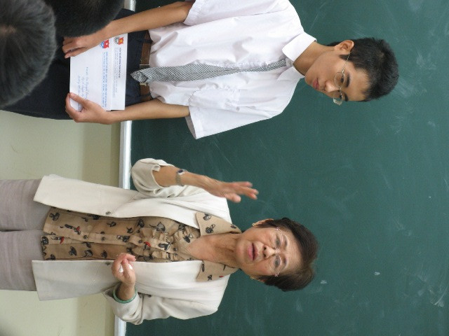 Bà Chu Anh Đào -Giám đốc Quỹ hỗ trợ HS-SV nghèo vượt khó Hà Nội xúc động khi đọc xong bài văn của em Nguyễn Trung Hiếu, bà Đào cho rằng, với suy nghĩ của một đứa trẻ về tiền bạn như thế thì người lớn biết mình phải làm gì. Ảnh Xuân Trung Bà Chu Anh Đào -Giám đốc Quỹ hỗ trợ HS-SV nghèo vượt khó Hà Nội xúc động khi đọc xong bài văn của em Nguyễn Trung Hiếu, bà Đào cho rằng, với suy nghĩ của một đứa trẻ về tiền bạn như thế thì người lớn biết mình phải làm gì. Ảnh Xuân Trung