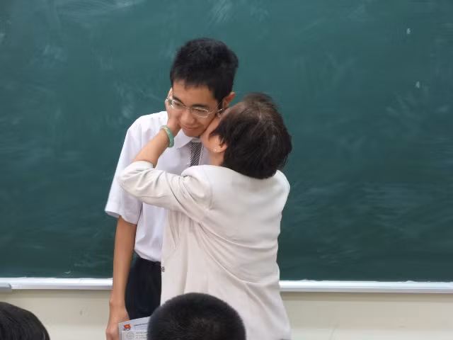 Bà Chu Anh Đào - GĐ Quỹ hỗ trợ HS-SV nghèo vượt khó Hà Nội tặng 2 triệu đồng cho Hiếu.