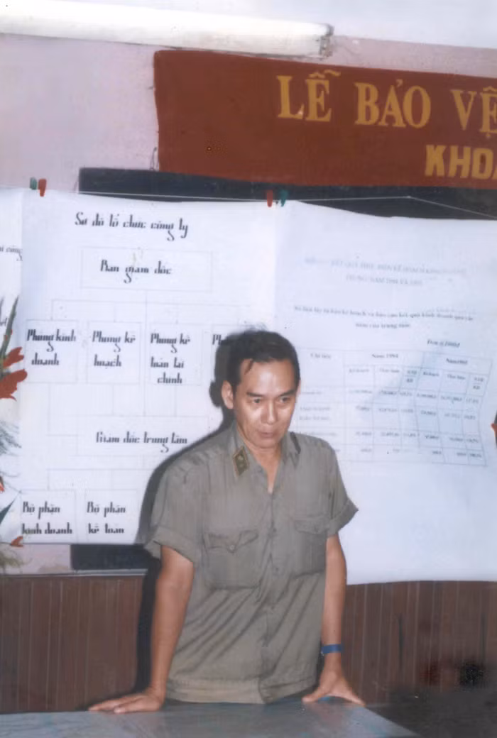 GS Nguyễn Đình Ngọc trong buổi bảo vệ luận văn tốt nghiệp của khoa Quản lý đầu tiên 1996