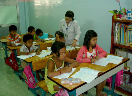 5. Lớp học trong bệnh viên: Lớp học không đồng trang lứa nhưng học sinh giống nhau ở chỗ cùng mang trong mình căn bệnh quái ác: Suy thận mãn. Đó là lớp học tình thương của các bác sĩ, khoa Vật lý trị liệu, Bệnh viện Nhi Đồng 2 (TP.HCM). 5. Lớp học trong bệnh viên: Lớp học không đồng trang lứa nhưng học sinh giống nhau ở chỗ cùng mang trong mình căn bệnh quái ác: Suy thận mãn. Đó là lớp học tình thương của các bác sĩ, khoa Vật lý trị liệu, Bệnh viện Nhi Đồng 2 (TP.HCM).