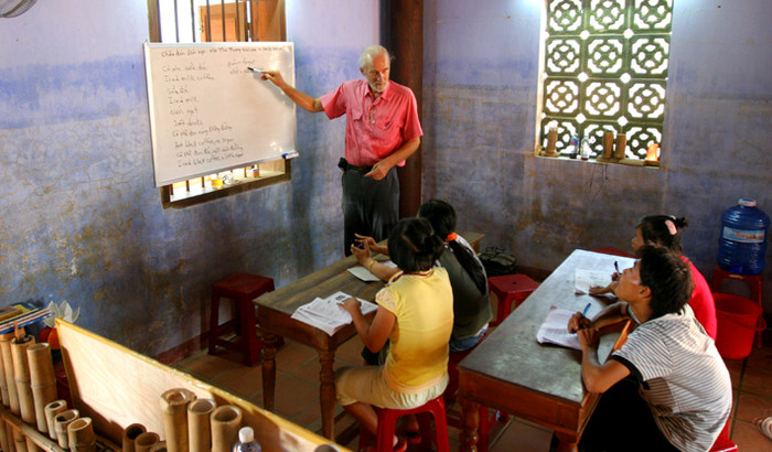 Trong một lần đi du lịch tại Hội An, George Nelson (đến từ nước Mỹ) đã rất cảm động trước sự nỗ lực. George Nelson đã tình nguyện dạy các em những kỹ năng giao tiếp cơ bản bằng tiếng Anh. Trong một lần đi du lịch tại Hội An, George Nelson (đến từ nước Mỹ) đã rất cảm động trước sự nỗ lực. George Nelson đã tình nguyện dạy các em những kỹ năng giao tiếp cơ bản bằng tiếng Anh.