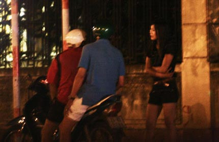 Để tiện cho việc tạo “thương hiệu” gái sinh viên, nhiều gái bán dâm chuyển hẳn sang các xóm trọ sinh viên ở. Như thế nhiều khi tú ông, tú bà có thể để khách đến tận xóm đón các cô gái.