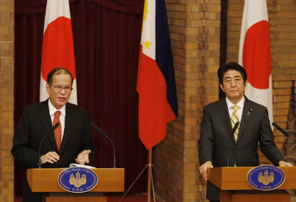 Trong thời gian thăm Nhật Bản vừa qua, Tổng thống Philippines Benigno Aquino (trái) coi hành vi gặm nhấm lãnh thổ ở Biển Đông của giới cầm quyền Trung Quốc là hành vi phát xít, có thể gây ra Chiến tranh thế giới tiếp theo.