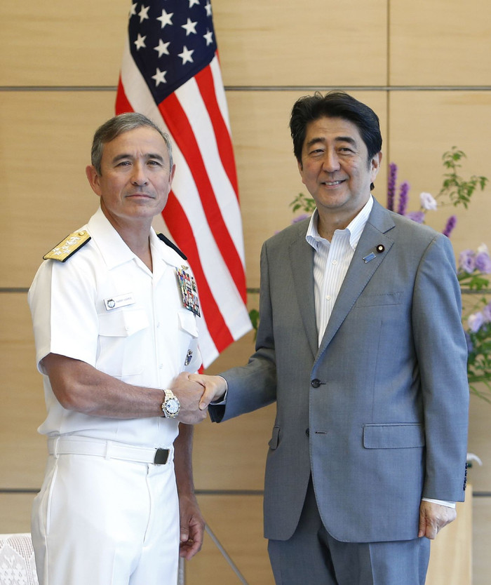 Ngày 12 tháng 6 năm 2015, Thủ tướng Nhật Bản Shinzo Abe hội kiến với Tư lệnh Thái Bình Dương Mỹ Harry Harris Ngày 12 tháng 6 năm 2015, Thủ tướng Nhật Bản Shinzo Abe hội kiến với Tư lệnh Thái Bình Dương Mỹ Harry Harris