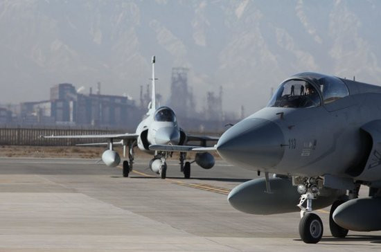 Máy bay chiến đấu hạng nhẹ JF-17 Thunder tại căn cứ Minhas của Không quân Pakistan Máy bay chiến đấu hạng nhẹ JF-17 Thunder tại căn cứ Minhas của Không quân Pakistan