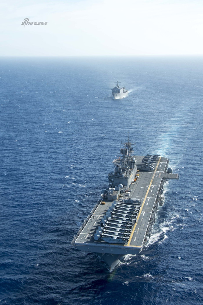 Biên đội tàu tấn công đổ bộ USS Bonhomme Richard LHD-6 và tàu đổ bộ Ashland Mỹ
