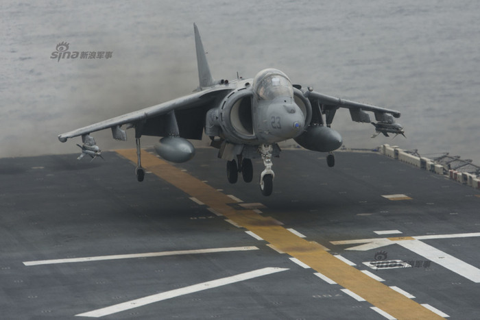 Máy bay chiến đấu cất hạ cánh thẳng đứng/cự ly ngắn AV-88 cất cánh trên tàu tấn công đổ bộ USS Bonhomme Richard LHD-6