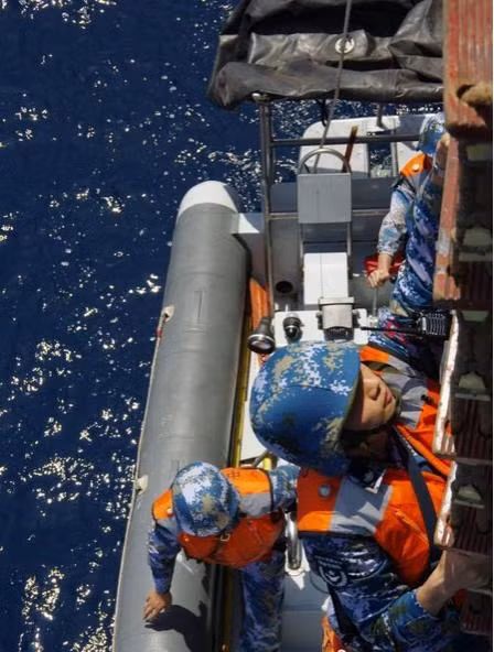 Trung tuần tháng 6 trên Biển Đông, một biên đội tàu chiến mới của Hải quân Trung Quốc đã tổ chức huấn luyện liên tục trên biển trong thời gian 4 ngày, các khoa mục huấn luyện gồm tìm kiếm tấn công tàu ngầm, phòng ngự đối không, bắn đạn thật, kiểm tra lục soát. Khác với trước đây, trong cuộc diễn tập này ngoài binh sĩ đang tại ngũ, còn có hơn 120 hạ sĩ quan đã rời quân ngũ.