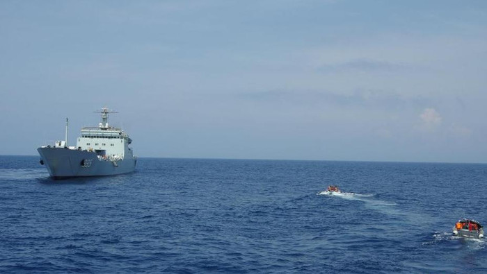 Trung tuần tháng 6 trên Biển Đông, một biên đội tàu chiến mới của Hải quân Trung Quốc đã tổ chức huấn luyện liên tục trên biển trong thời gian 4 ngày, các khoa mục huấn luyện gồm tìm kiếm tấn công tàu ngầm, phòng ngự đối không, bắn đạn thật, kiểm tra lục soát. Khác với trước đây, trong cuộc diễn tập này ngoài binh sĩ đang tại ngũ, còn có hơn 120 hạ sĩ quan đã rời quân ngũ.